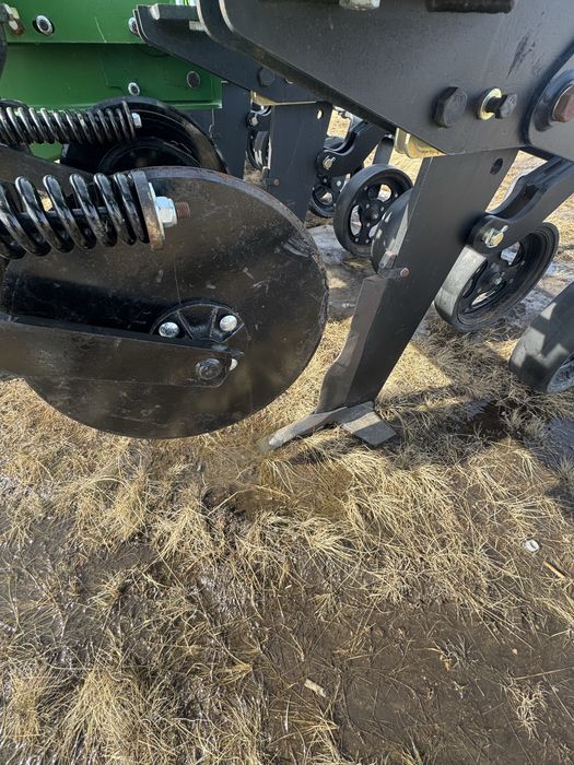 Глубокорыхлитель-щелеватель John Deere 2100