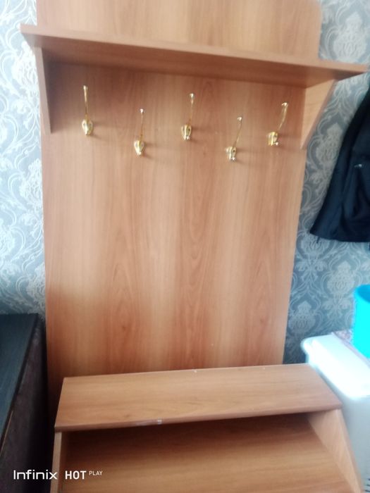 Продали зеркало , диван, прихожая