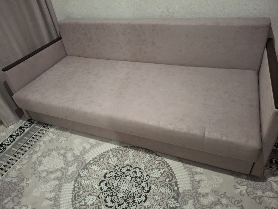 Диван  с подушками