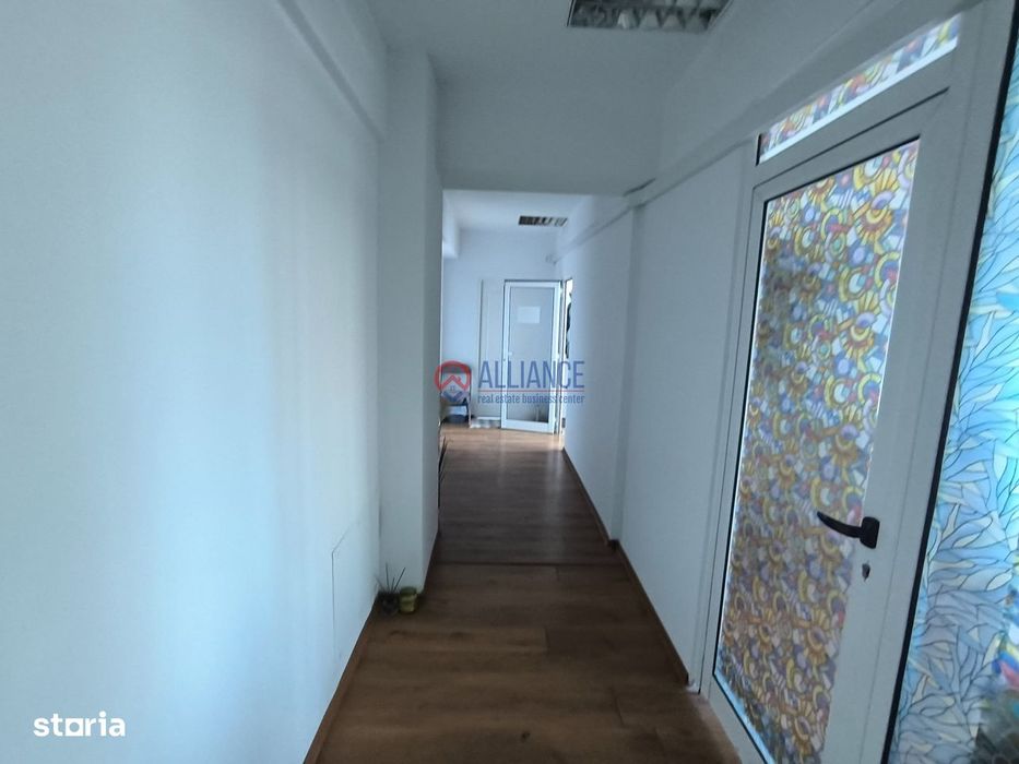 CENTRU ATELIERELOR - Birou luminos cu baie proprie !