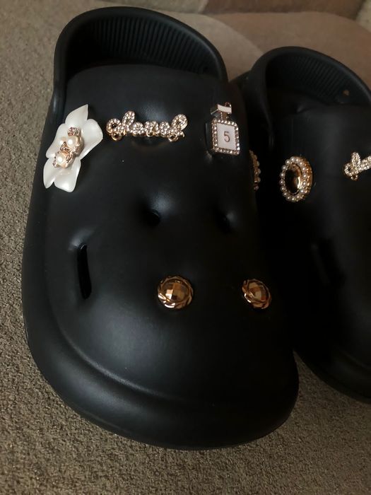 Украшения для кроксов.