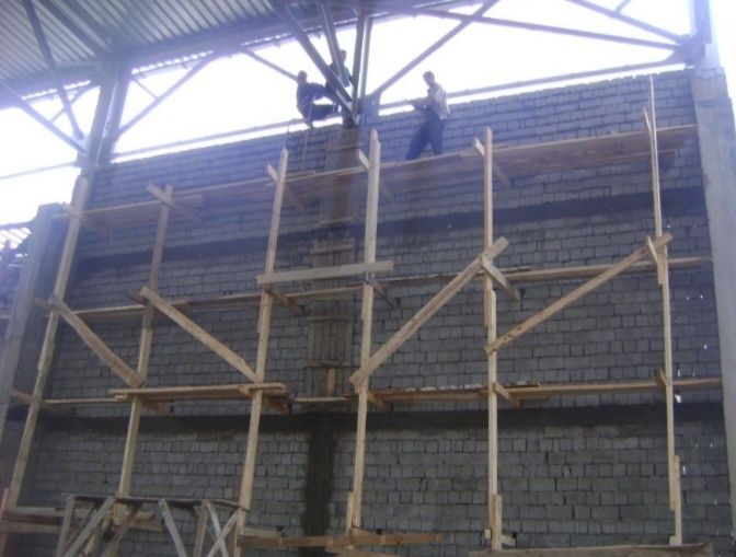 прораб с бригадой