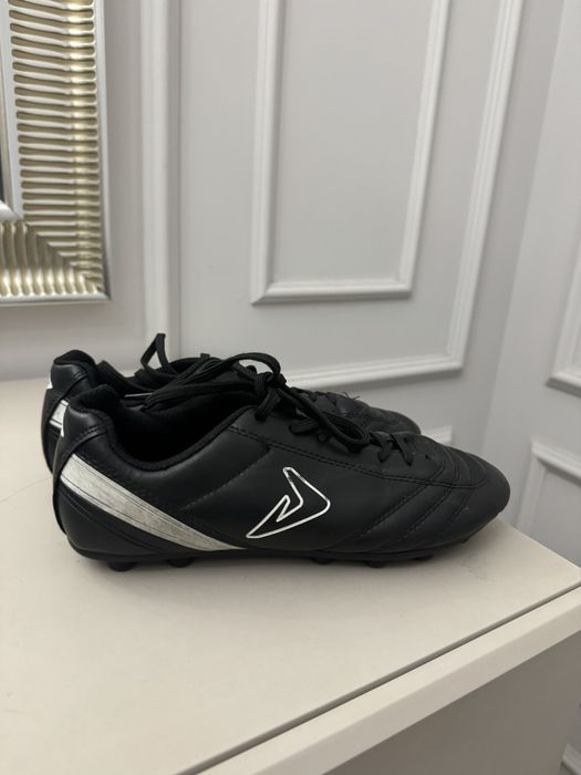 Кроссовки футбольные