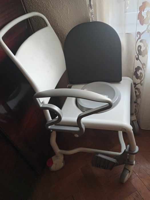 Scaun WC cu rotile nou