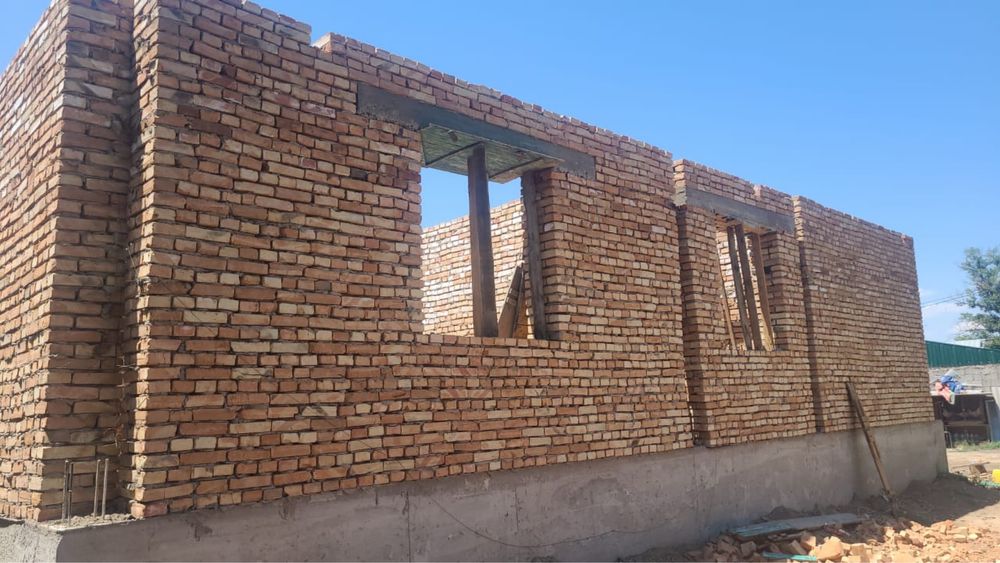 Красный жженый кирпич