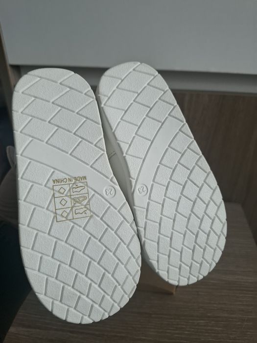 Детски бели обувки