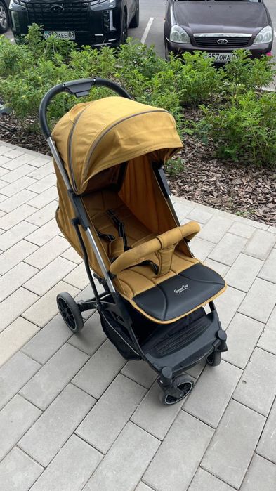 Продам коляску и в подарок куча игрушек