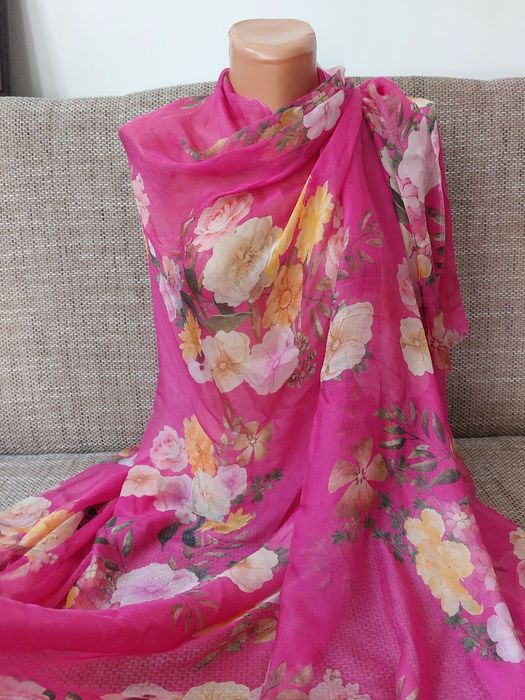 Splendida matase naturala 100% cu imprimeu floral pe fond fucsia