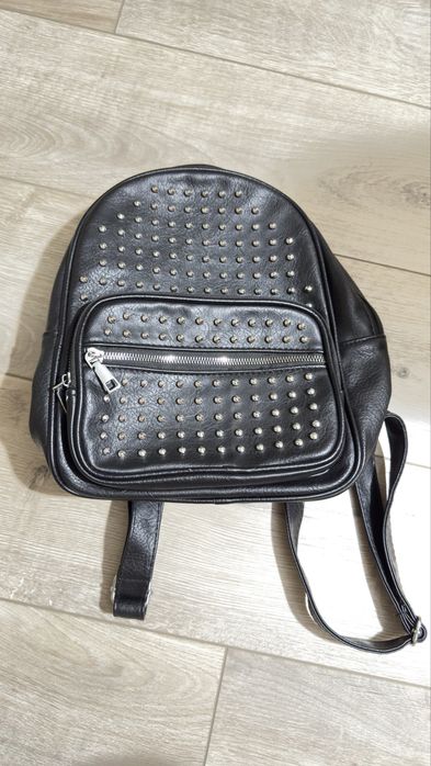 Кожена чанта с модерен дизайн