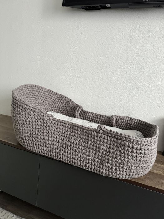 Продам вязанную люльку кроватку