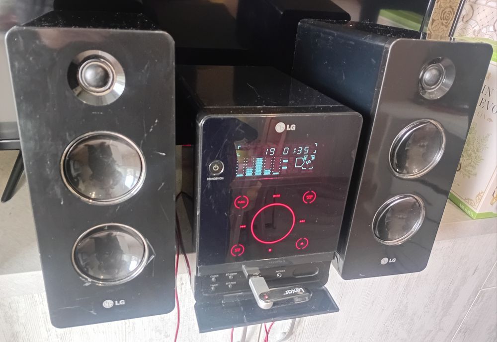 Аудио уредба LG USB CD FM Aux с тонколони диск флашка аукс радио