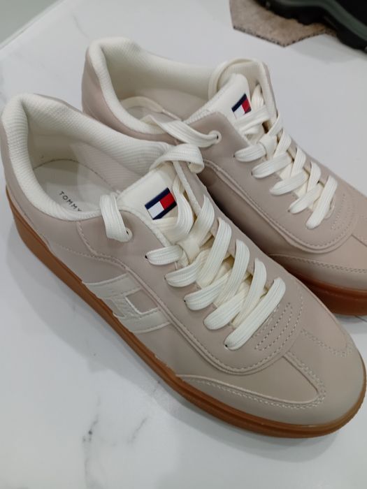 Продаю женские кроссовки