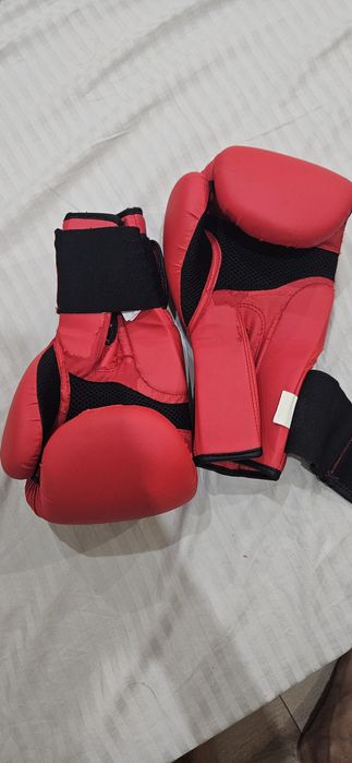 Боксёрские перчатки и бинты