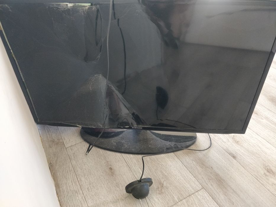 Продам телевизор Самсунг на запчасти