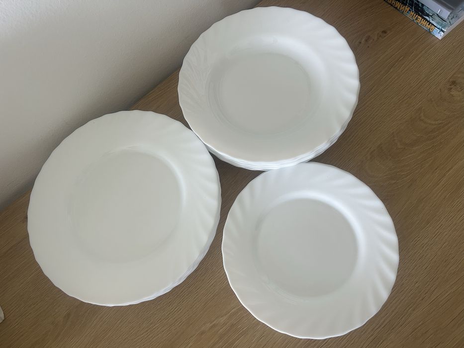 Сервиз от 18бр. Порцеланови чинии: три вида по 6 бр.