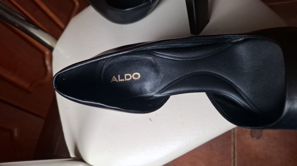 Vând ghetuțe și pantofi din piele naturală Aldo și pantofi Flavia