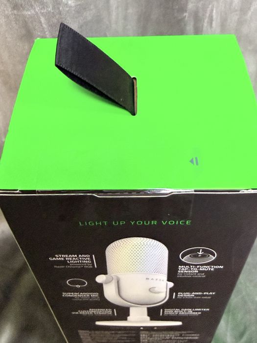 Microfonul Razer Seiren V3