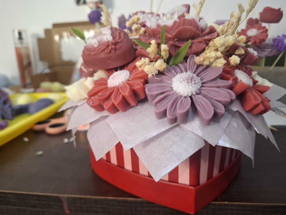 Lumânare artizanală tip buchet – cadou special
Buchet decorativ realiz