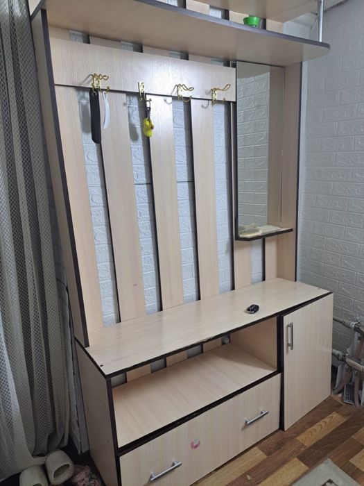 Шкаф в коридор белый .В хорошем состоянии . Высота 190, ширина 120см.