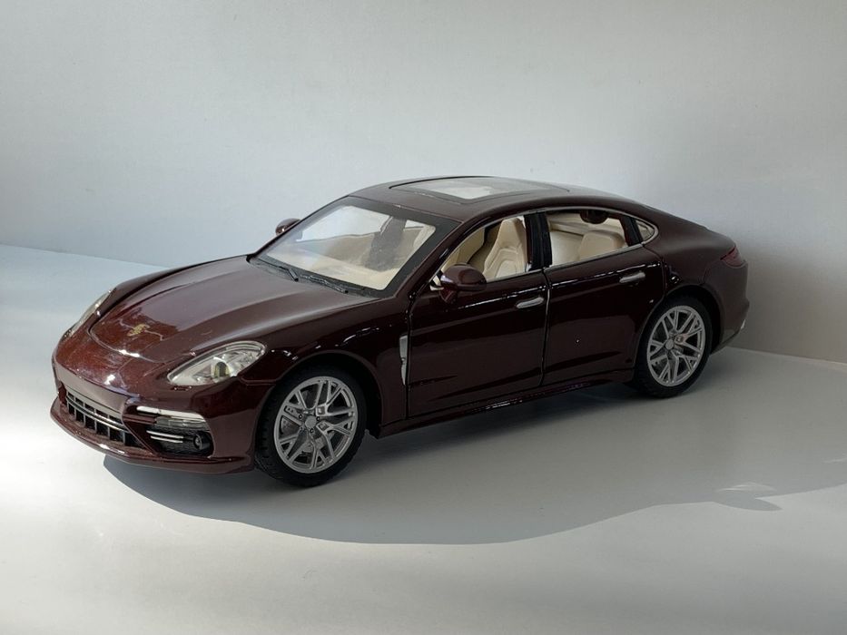 Modelka Porsche Panamera 1:24