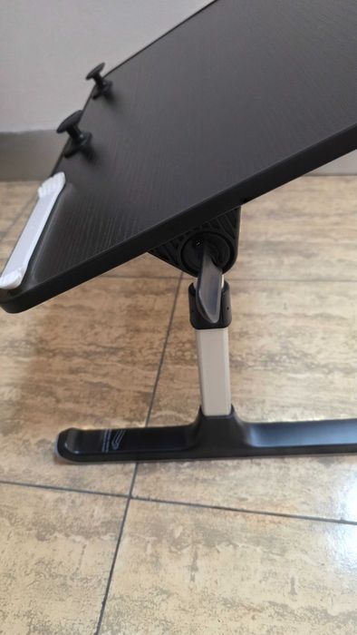 Masă laptop SAIJI pliabilă reglabilă 52x30 cm până la 17” – Neagră