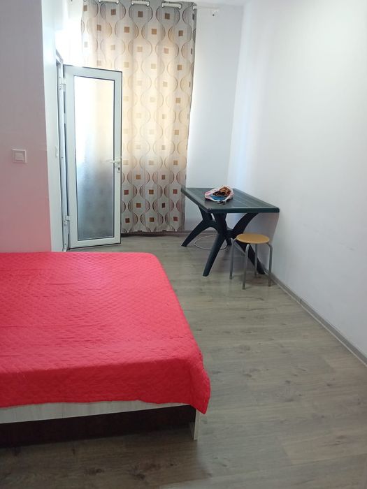 Ofer spre inchiriere garsoniera  zona Zahana