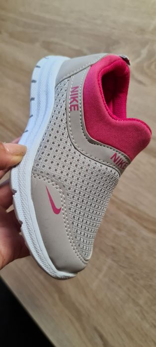 Adidași ușori, fete