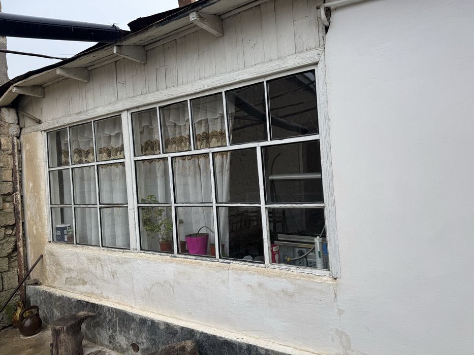 Окна со стеклами и двери