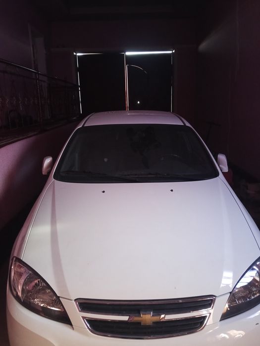 Машина  сотилади яхши сакаган нархини келишамиз машина узимники.1.6