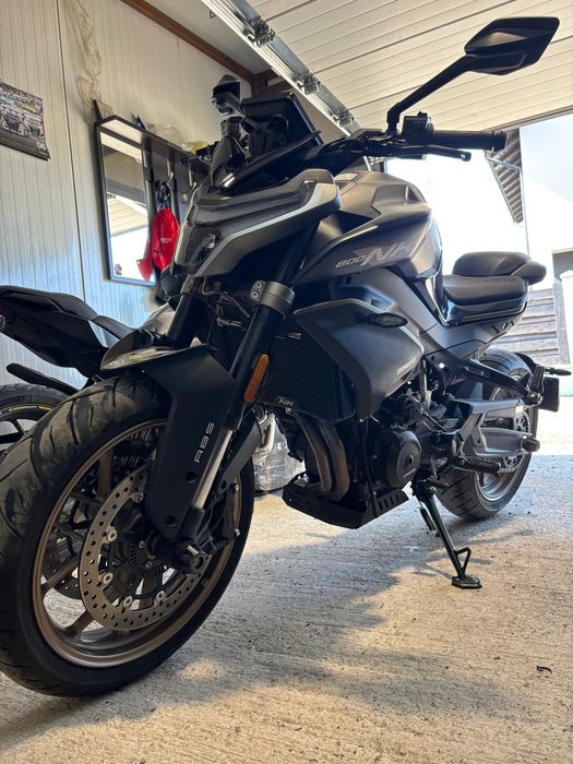 CFmoto 800 NK 2025 traction control 1800 km garantie 2030