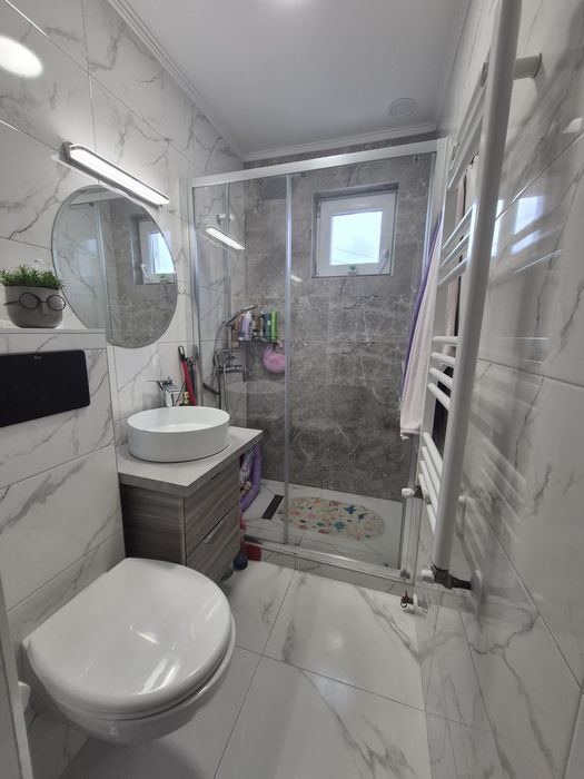 Vând Apartament 3 camere  complet renovat si mobilat.