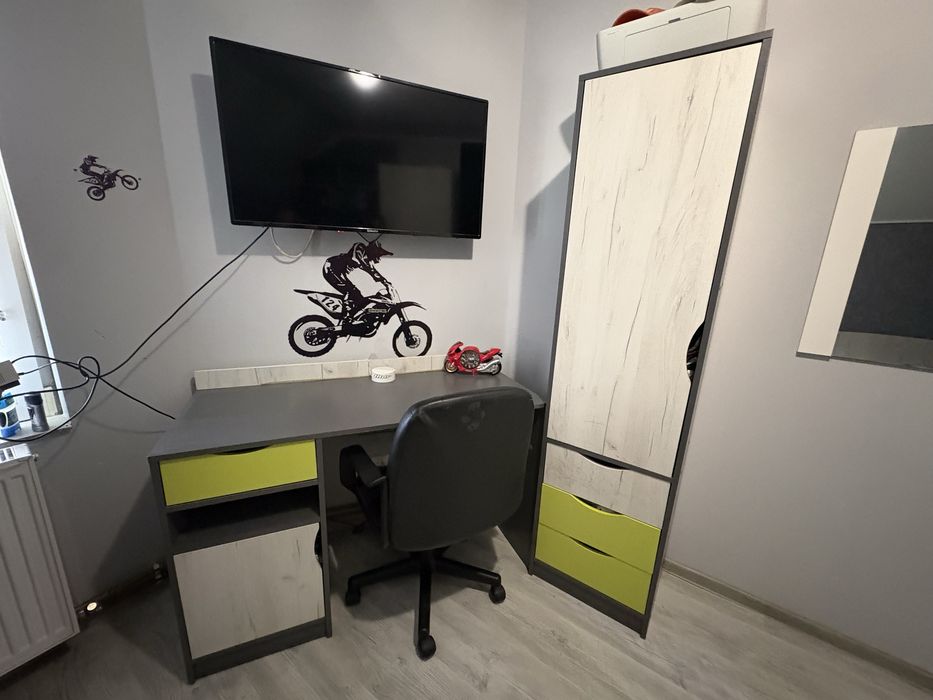 Mobilier complet pentru cameră de tineret  Vând set complet de mobilier pentru cameră de tineret, în stare foarte bună, bine întreținut.
