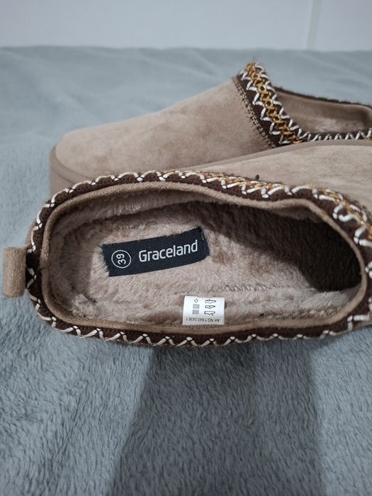 Vând papuci închiși 39