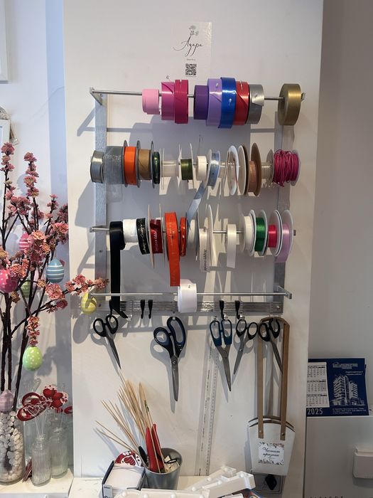 Стойка за панделки с панделки и ножици