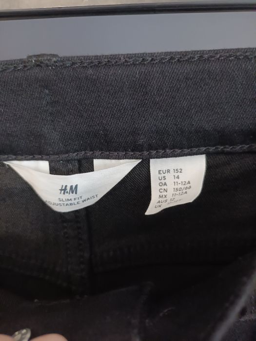 Blugi H&M Slim Fit cu talie ajustabilă.
