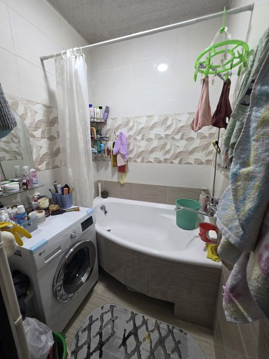 Продаётся двухкомнатная в трёх на втором этаже Юнусабад 7 квартал