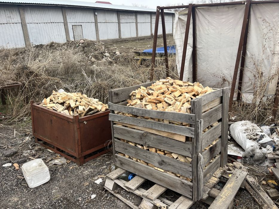 Деревянные поддоны, дрова и отрезки досок