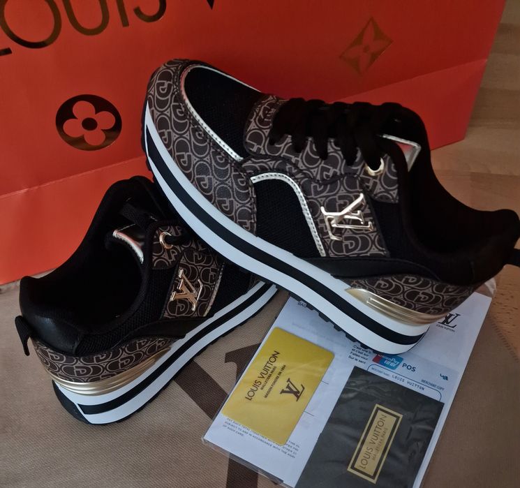 Adidasi Louis Vuitton, logo metalic auriu, saculet, etichetă