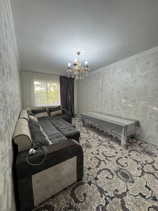 Срочно прадается 3/х ком квартира чирчик 8/ мек район базар с ремонтом