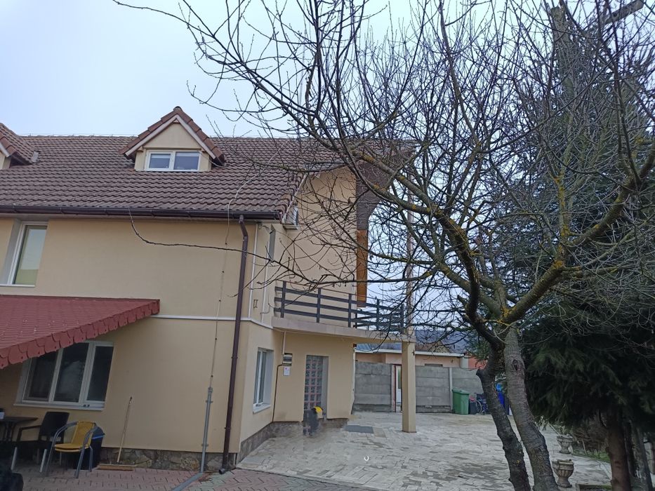 2 cladiri,Autorizat ISU,18 camere, pretabil camin de batrani/pensiune