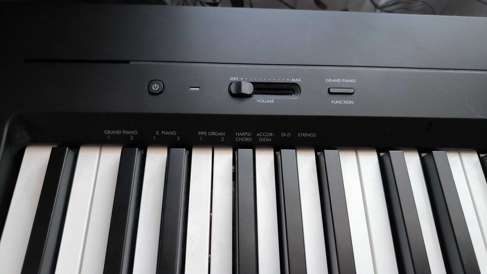 Yamaha p145B со стойкой и педалью