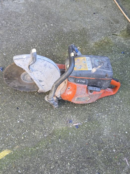 Vand husvarna de taeat beton  defecta pentru cine vre sa o repare