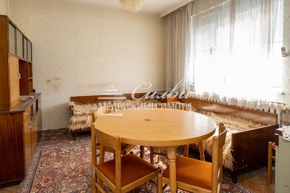 Продава се Многостаен апартамент в Шумен, Военно училище - 142 кв.м за 1257 €/кв.м - Снимка #1