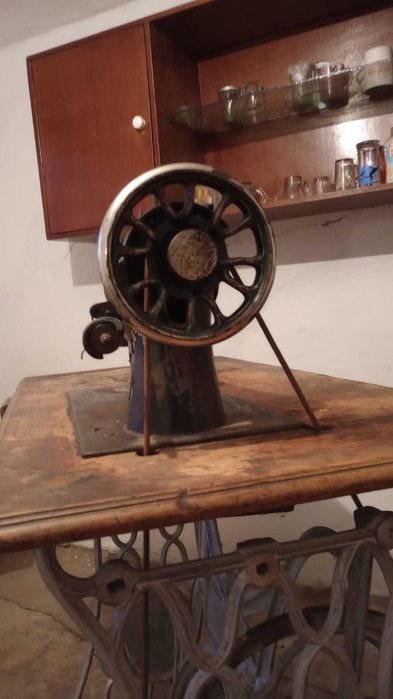 Masina de Cusut Singer antica din anu 1820 adusa din Rusia acum 30 ani