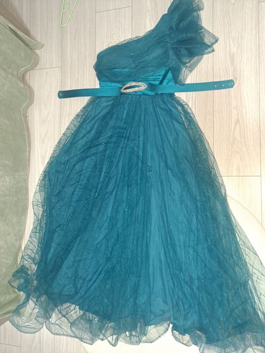 Vand rochie de ocazie mărimea 44- se potrivește la un M sau L