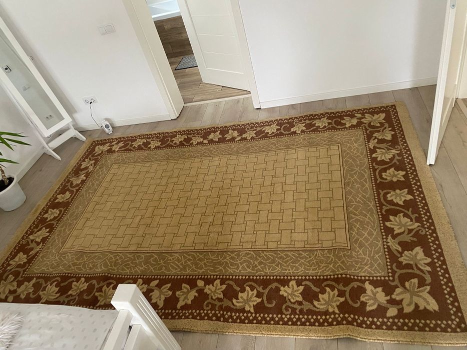 Vand ,2 covoare de dimensiuni diferite