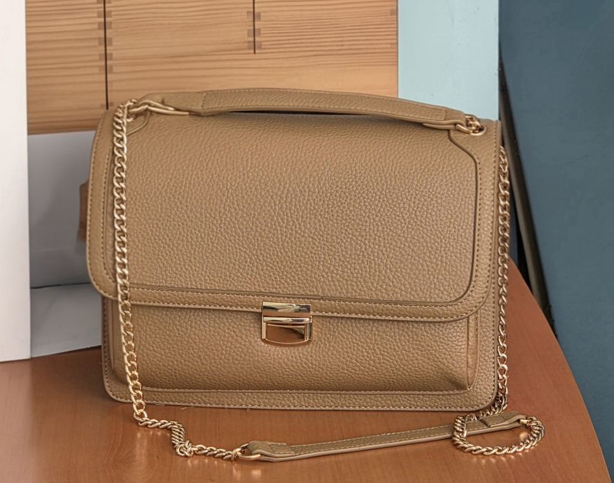 Елегантна дамска чанта бежов цвят/таупе, в отлично състояние