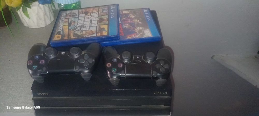 Ps4 pro 1 TB 14 ta o'yini  2 ta joystigi bor narxi 2.500,000 so'm