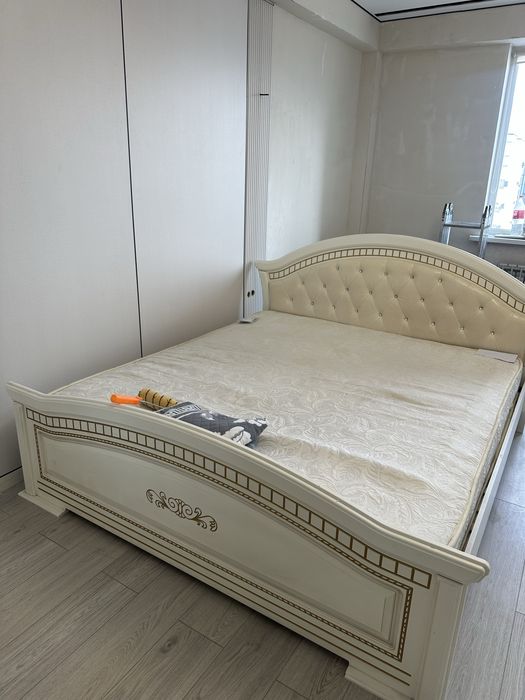 Продам кровать с матрасом + 2 тумбочки