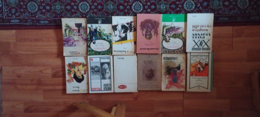 De vânzare 100 de cărți diferite volume